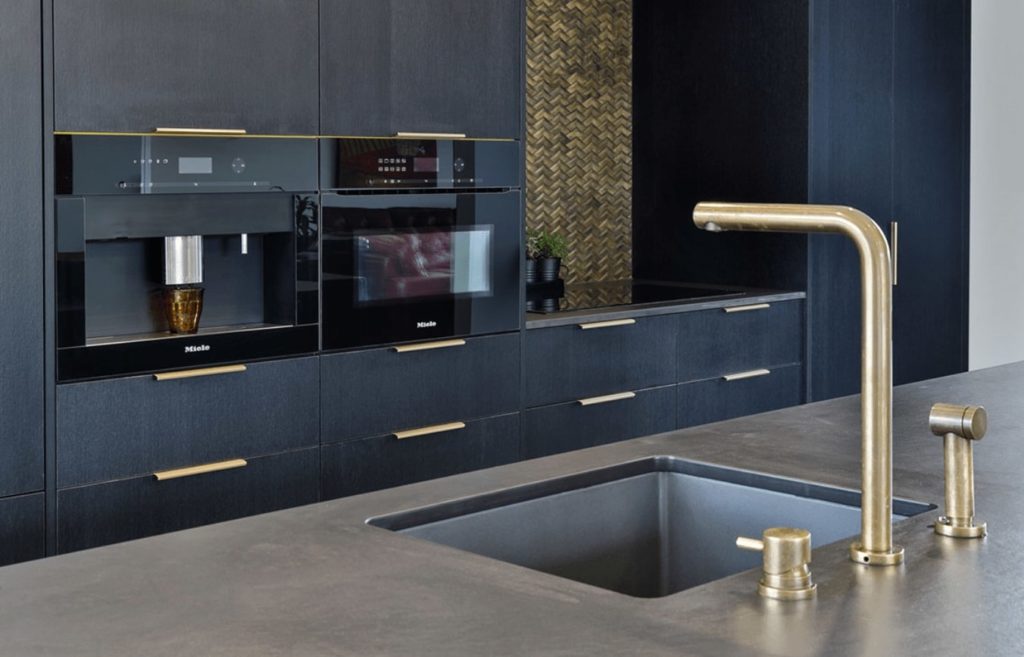 Kitchen lip pull handles darwin Matt black /Brushed brass/Brushed